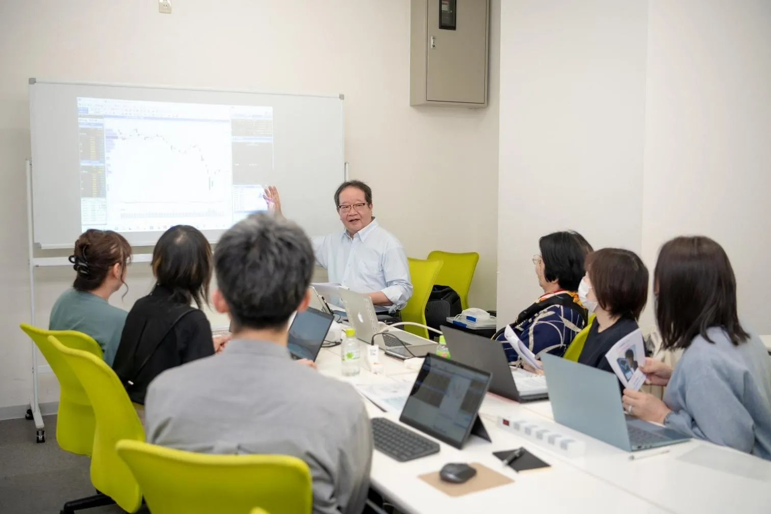 実際に何をするの？株式投資オンラインスクールで学べること